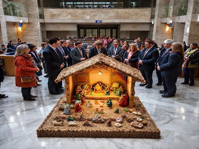 Malta Gozitan group sets up crib at the European Parliament